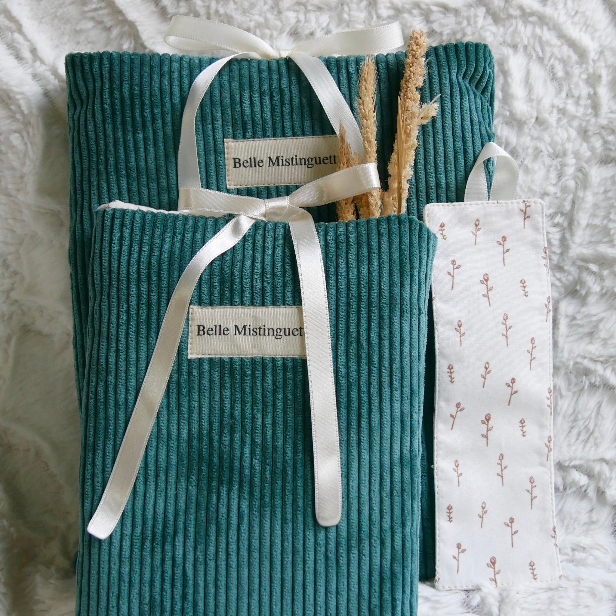 Lot pochette à livre et marque page Câline